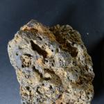 GEOLOGIE - Lot de deux minéraux dont : roche volcanique....