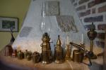 Sur la cheminée - Ensemble d'objets en cuivre comprenant : lampes à...