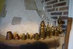Sur la cheminée - Ensemble d'objets en cuivre comprenant : lampes à...