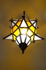 Lanterne espagnole en forme d'étoile à vitraux de couleurs, années...