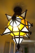 Lanterne espagnole en forme d'étoile à vitraux de couleurs, années...