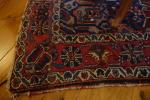 Tapis d'Orient en laine nouée à riche décor de motifs...