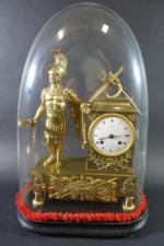 Pendule d'époque Empire en bronze doré à décor d'un guerrier...