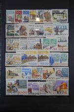 36 albums de toutes tailles de timbres du monde, colonies,...