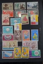 36 albums de toutes tailles de timbres du monde, colonies,...