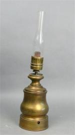 93 - Lampe à pétrole de forme balustre en laiton,...