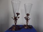 Paire de vases cornets en cristal, monture laiton. 
H.: 35cm