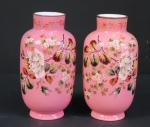 Paire de vases ovoides en opaline rose à décor peint...