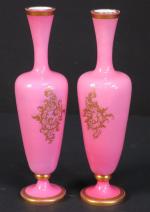 Paire de vases fuselés sur piédouche en opaline rose à...