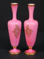 Paire de vases fuselés sur piédouche en opaline rose à...