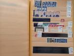 Dans quatre classeurs de stock, stock de timbres de France...