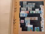 Dans quatre classeurs de stock, stock de timbres de France...