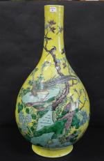 CHINE : Grand vase en porcelaine à décor d'oiseaux, rocher,...