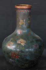 CHINE - Vase à panse en bronze et émaux cloisonnés...