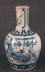 EXTREME-ORIENT : Grand vase en céramique émaillée à décor en...