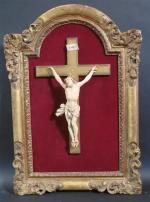 Crucifix en ivoire sculpté, la tête inclinée sur l'épaule droite,...