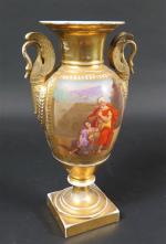 PARIS : Vase balustre d'époque Empire en porcelaine à décor...