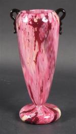 SCHNEIDER : Vase fuselé sur piédouche en verre soufflé rose,...