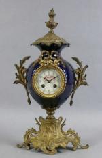 40 - Pendule Napoléon III en forme de vase sur...