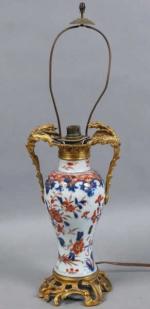 6 - Lampe balustre en porcelaine du Japon à décor...
