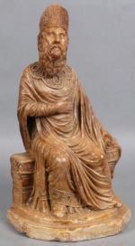 47 - Saint-Evêque assis tenant un parchemin. Marbre sculpté, ép....