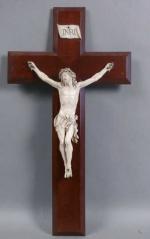 66 - Christ en Croix en ivoire sculpté. Haut. :...