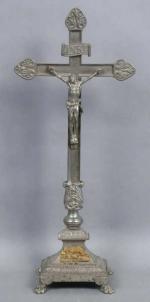 67 - Crucifix en bronze patiné sur quatre pieds griffes,...