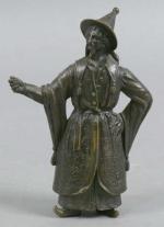 56 - Dignitaire chinois. Sujet en bronze patiné, ép. XIX's....