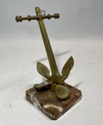 PORTE-MONTRE avec ancre marine et hélice 
Bronze, métal et socle...