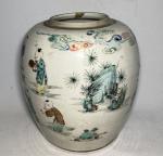 CHINE
Pot en porcelaine à décor polychrome de personnages
H.: 20 cm...