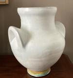 Roger CAPRON (1922-2006)
Vase à oreilles en céramique blanche à décor...
