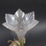 Vase en cristal taillé de forme évasée, la monture en...