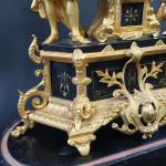 Pendule en régule doré et marbre noir représentant un dompteur...