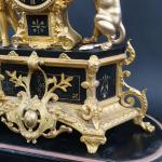 Pendule en régule doré et marbre noir représentant un dompteur...