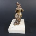 Petit sujet en bronze représentant un flutiste en habit du...
