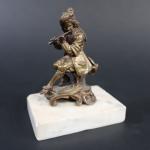 Petit sujet en bronze représentant un flutiste en habit du...