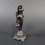 Pyrogène en bronze patiné représentant un moudjik portant une hotte...