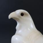 Aigle posé en albâtre, les yeux en verre, vers 1930-40....