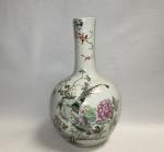 CHINE
Vase en porcelaine à large panse et col effilé à...