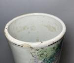 CHINE
Vase en porcelaine à large panse et col effilé à...