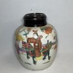 CHINE 
Pot en porcelaine à décor polychrome de personnages
H.: 11...