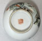 CHINE
Bol rond en porcelaine à décor polychrome d'un coq, fleurs,...