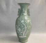 CHINE
Vase en porcelaine à décor blanc sur fond céladon d'oiseaux...