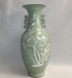 CHINE
Vase en porcelaine à décor blanc sur fond céladon d'oiseaux...