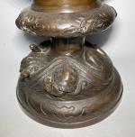 JAPON
Paire de vases en bronze patiné à décor d'animaux dans...