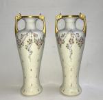 Gustave ASCH (1856-1911) 
Paire de vases en porcelaine à décor...