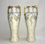Gustave ASCH (1856-1911) 
Paire de vases en porcelaine à décor...