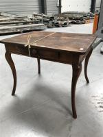 TABLE en bois naturel, pieds cambrés. Style Louis XV. Epoque...