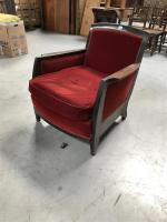 KRASS - Large FAUTEUIL club garniture velours rouge.