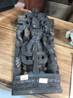 HAUT RELIEF en bois à décor d'une divinité indienne.